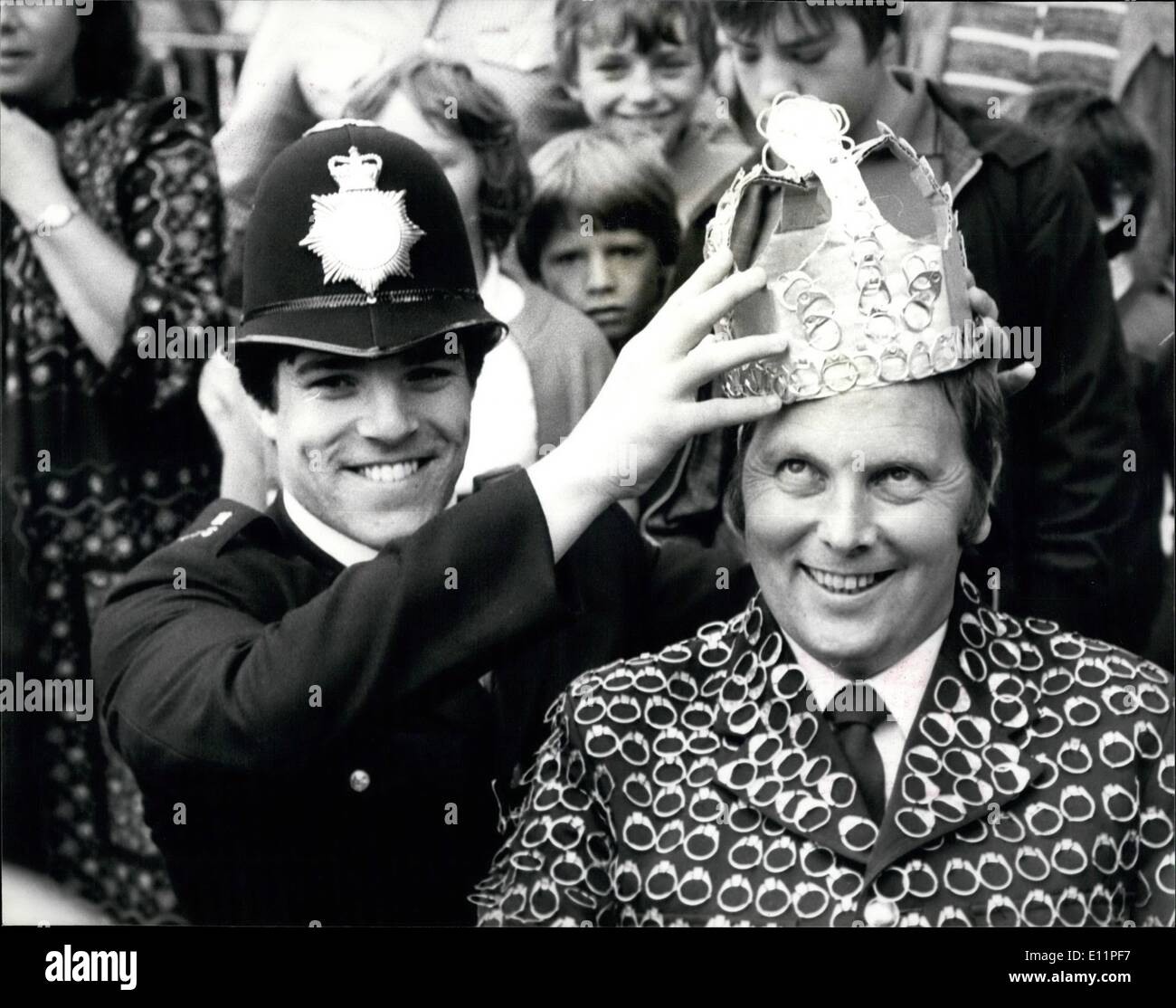 8. August 1979 - Netting-Bill "Ring-Pull-König" gekrönt: Police Constable Bill Netting krönte heute "Ring-Pull-König" der Welt, weil er 66 Millionen Ring zieht Form Dosen des Getränks, die nationalen Forschungsfonds der Niere helfen gesammelt hat. Der Ring zieht sind aus nicht-Farrous Metall gefertigt und sind an Metall Händler für die lebenswichtige Cash musste step-up Niere Forschung in Großbritannien verkauft. Das Foto zeigt Pc Nickolas Fenn Krönung seiner anderen Offizier Bill Netting während einer Zeremonie im Tower of London heute gesehen. Stockfoto