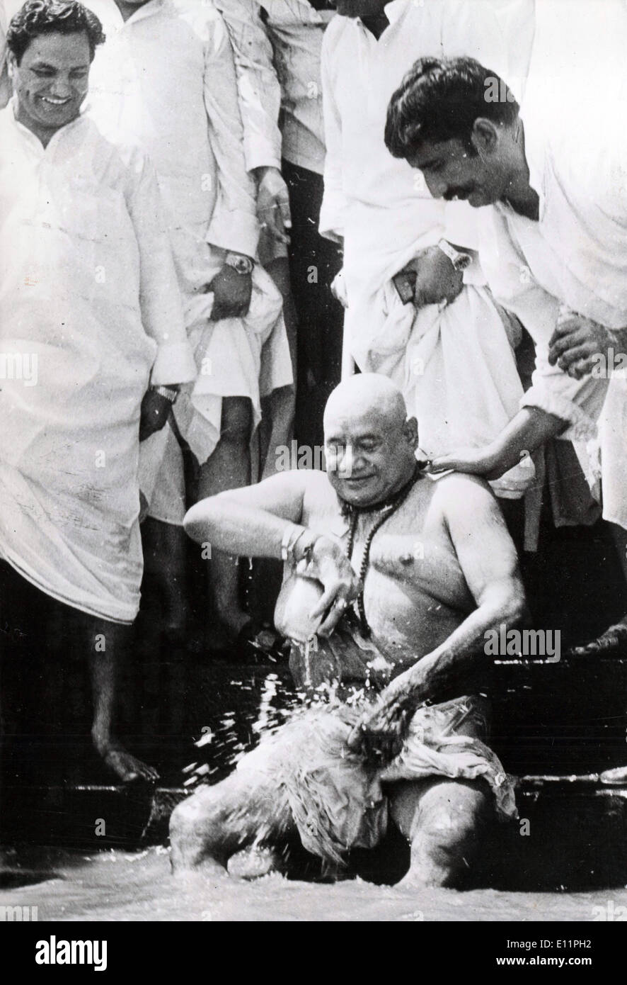 22. August 1979 - Vindhyachal, Indien - Präsident der Janata Party, RAJ NARAIN erfüllt sein Versprechen, ein Bad mit, nachdem er vom Präsidenten des Ministerrats Büro am Vidhya Devi Tempel Shri Morarji Desai entfernt hatte. Stockfoto