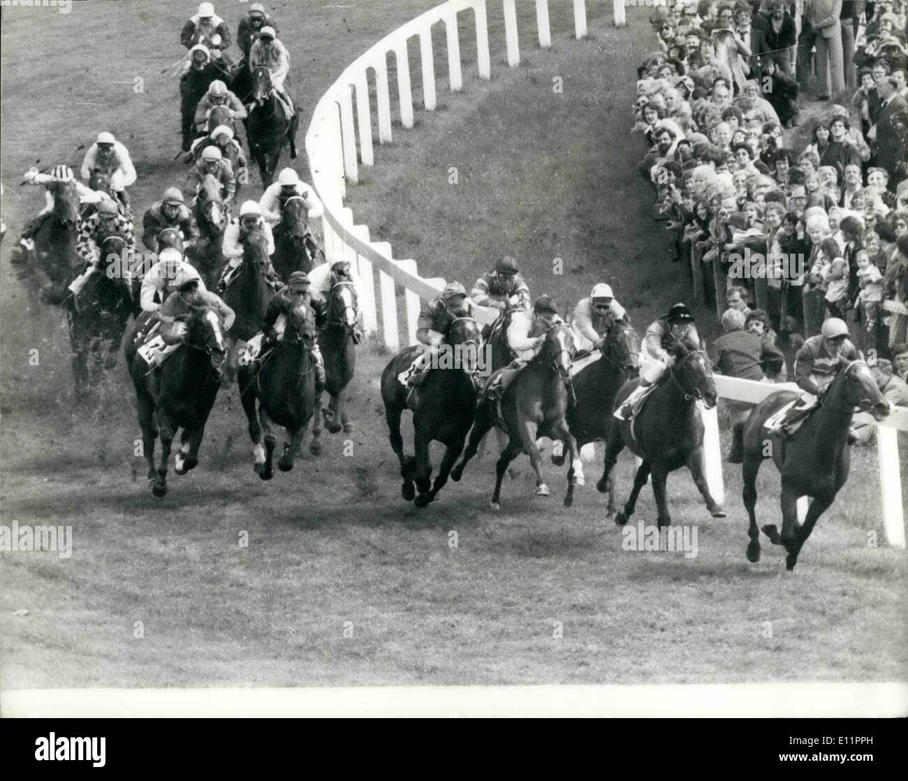 6. Juni 1979 - kommt die zwei HUNDERTSTEL DERBY - THE FIELD runden TATTENHAM CORNER unter der Leitung von LYPHARD Wunsch und dicht gefolgt von der Königin Pferd MILFORD, geritten von LESTER PIGGOTT, die Felder rund um Tattenham Corner heute Nachmittag. Stockfoto