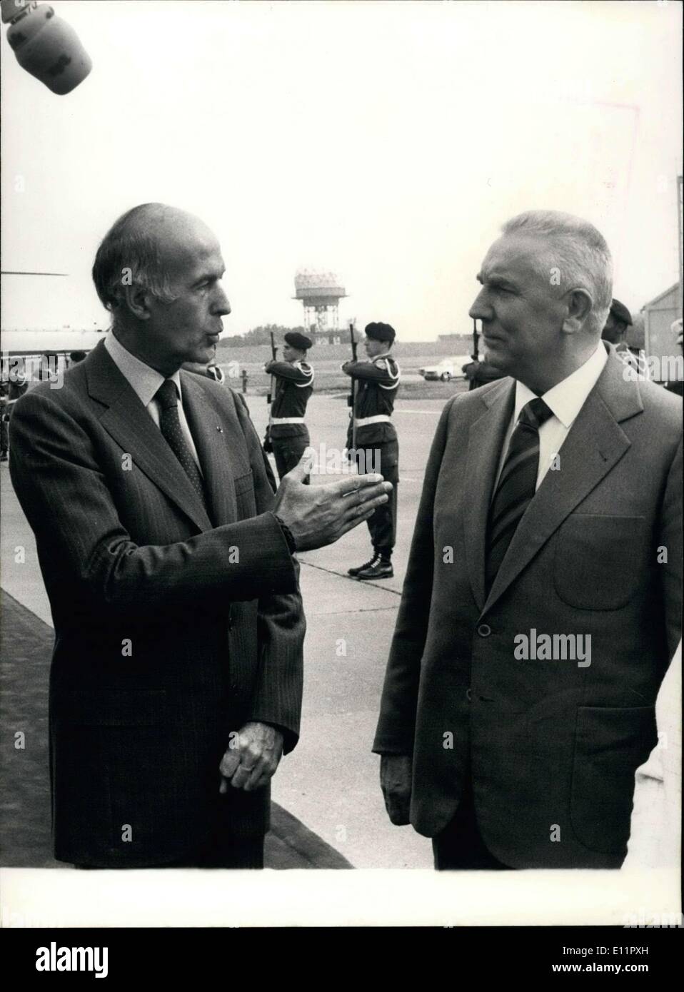 Sept. 07, 1979 - Präsident Giscard D'Estaing begrüßte Edward Gierek, Sekretärin der Polnischen Vereinigten Arbeiterpartei, zur Militärbasis D'Evreux. Giscard D'Estaing und Gierek treffen miteinander in Rambouillet bis Samstag Nachmittag. Dies ist das fünfte vertraulichen Treffen zwischen Frankreich und polnischen Beamten seit Präsident Giscard D'Estaing im Büro. Stockfoto