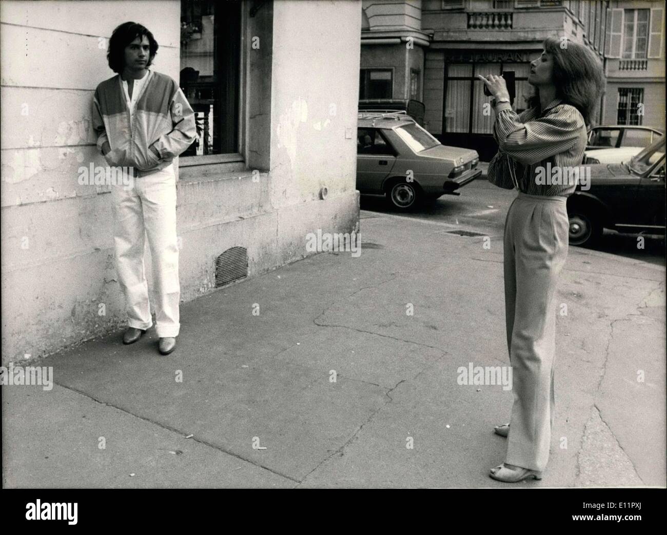 Sept. 07, 1979 - Charlotte Rampling ist Fotografieren ihres Ehemannes, Jean-Michel Jarre, ein bekannter Komponist. Er verwandelt ein Modell in der Spanne von einem Nachmittag zur gegenwärtigen Christian Charrat-to-Wear Kollektion. Stockfoto