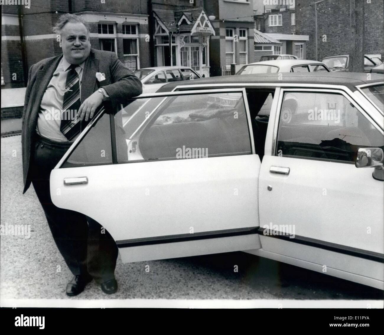 9. September 1979 - Cyril Smiths maßgeschneidertes Auto: Cyril Smith, der britische Schwergewichtsminister M.P., zeigt seine neueste Spielerei, eine Limousine, die zu seinen großzügigen Proportionen passt, auf der Liberal Party Conference, die jetzt in Marget, Xent stattfindet. Es handelt sich um ein Ford Minster, das im Grunde eine „gedehnte“ Version des Ford GRAada ist. Das Chassis wurde um zwei Punkte erweitert und die hintere Tür wurde erweitert. Das Foto zeigt Cyril Smith, der bei seiner Ankunft in Margate für die Konferenz der Liberalen Partei in seinem speziell gestreckten Auto gesehen wurde. Stockfoto