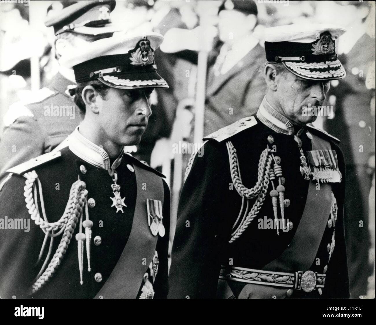 Sept. 09, 1979 - 5. September 1979 die feierliche Beerdigung von Lord Mountbatten. Foto zeigt: Gesichter mit Trauer Prinz Charles und Prinz Philip Marsch in voller Marine zeremonielle Uniformen, gezeichnet, wie sie den Sarg auf ihrem Weg zur Westminster Abbey. Stockfoto
