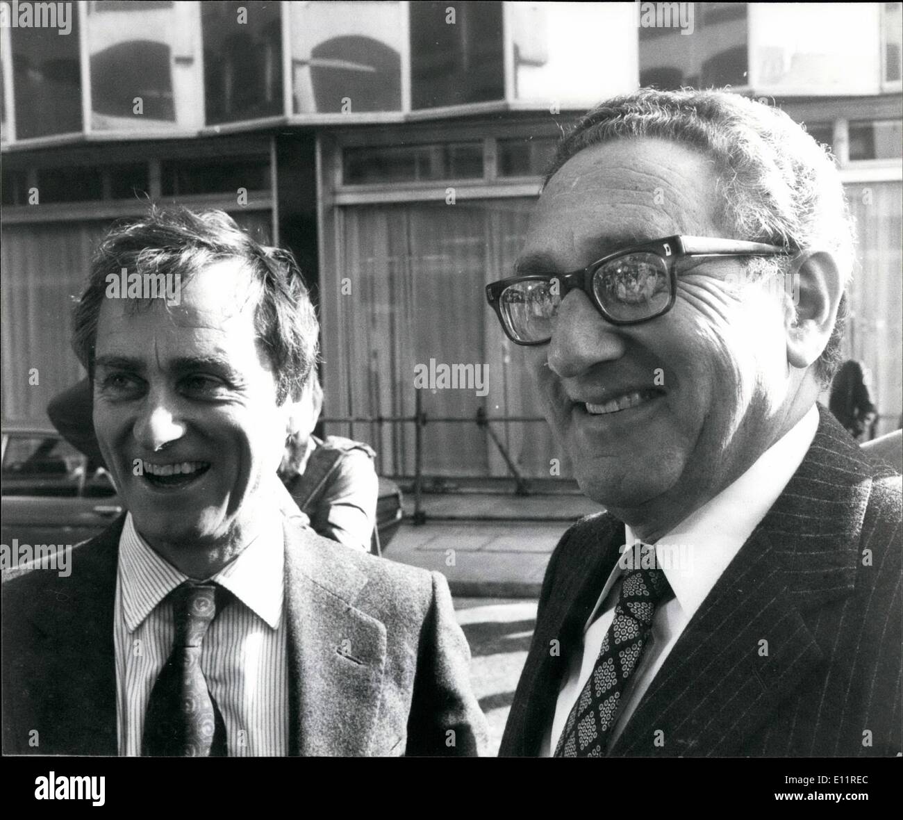 10. Oktober 1979 - Besuche (Friedensstifter) Henry Kissinger die Zeiten: Dr. Henry Kissinger, der ehemalige Präsidenten-Assistent für die nationale Sicherheit während der Nixon Amtszeit, ist in London, um seine Memoiren zu veröffentlichen... Kissinger: Das Weiße Haus Jahre. Die Sunday Times würde seine Memoiren Serialisierung, sondern besitzen, um den Streik hat dies nicht möglich gewesen. Foto zeigt Dr. Henry Kissinger bei seiner Ankunft in Male Zeitungen heute mit dem Editor von der Sunday Times, Harold Evens gesehen. Stockfoto