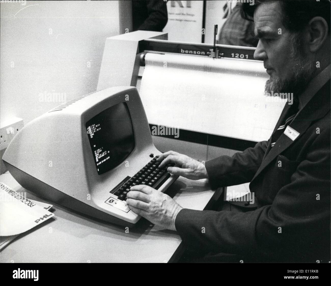 1. Januar 1980 - Sue - die automatische Zeichner: Designer Tom Stout, zeigt ''' verklagen '', welche für eine weitere £20.000 zieht genau das, was er auf einer Tastatur Typen. '' sie '' reagiert wie ein menschlicher Assistent aber sehr viel schneller und zeigt ihre Arbeit auf eine eine Papier-Steckmodul mit Plotter neben. Eine permanente Aufzeichnung in gehalten, aus denen beliebig viele Kopien hergestellt werden kann. '''' Ist für den Einsatz von Architekten entworfen und war auf dem Display an eine Ausstellung mit dem Titel "Büro von morgen heute '' im Londoner Design Centre statt. Stockfoto