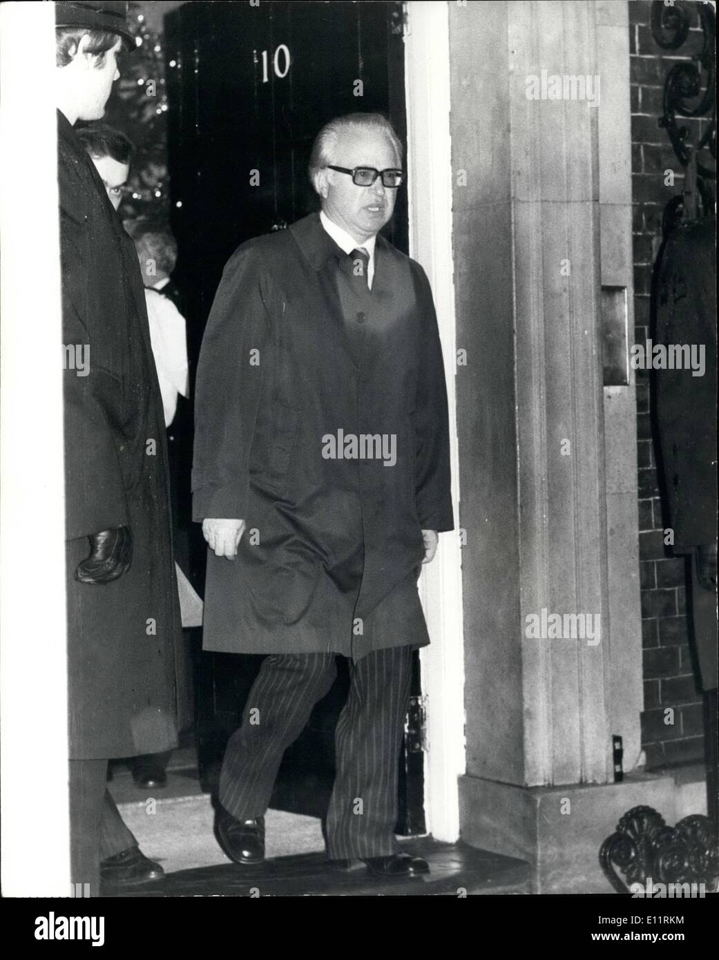 1. Januar 1980 - russische Botschafter genannt, Nr. 10 von Frau Thatcher: Großbritanniens tiefe Missbilligung über die russische Aktionen in Afghanistan wurden gestern klar und bezeichnenden Bedingungen dargelegt als Frau Thatcher erhielt der sowjetische Botschafter in London, Herr Nicolai Lunkov. Das Foto zeigt Herrn Nicolai Lunkov, der sowjetische Botschafter aus Nr. 10 letzte Nacht nach seinem Interview mit Premierministerin Frau Thatcher. Stockfoto