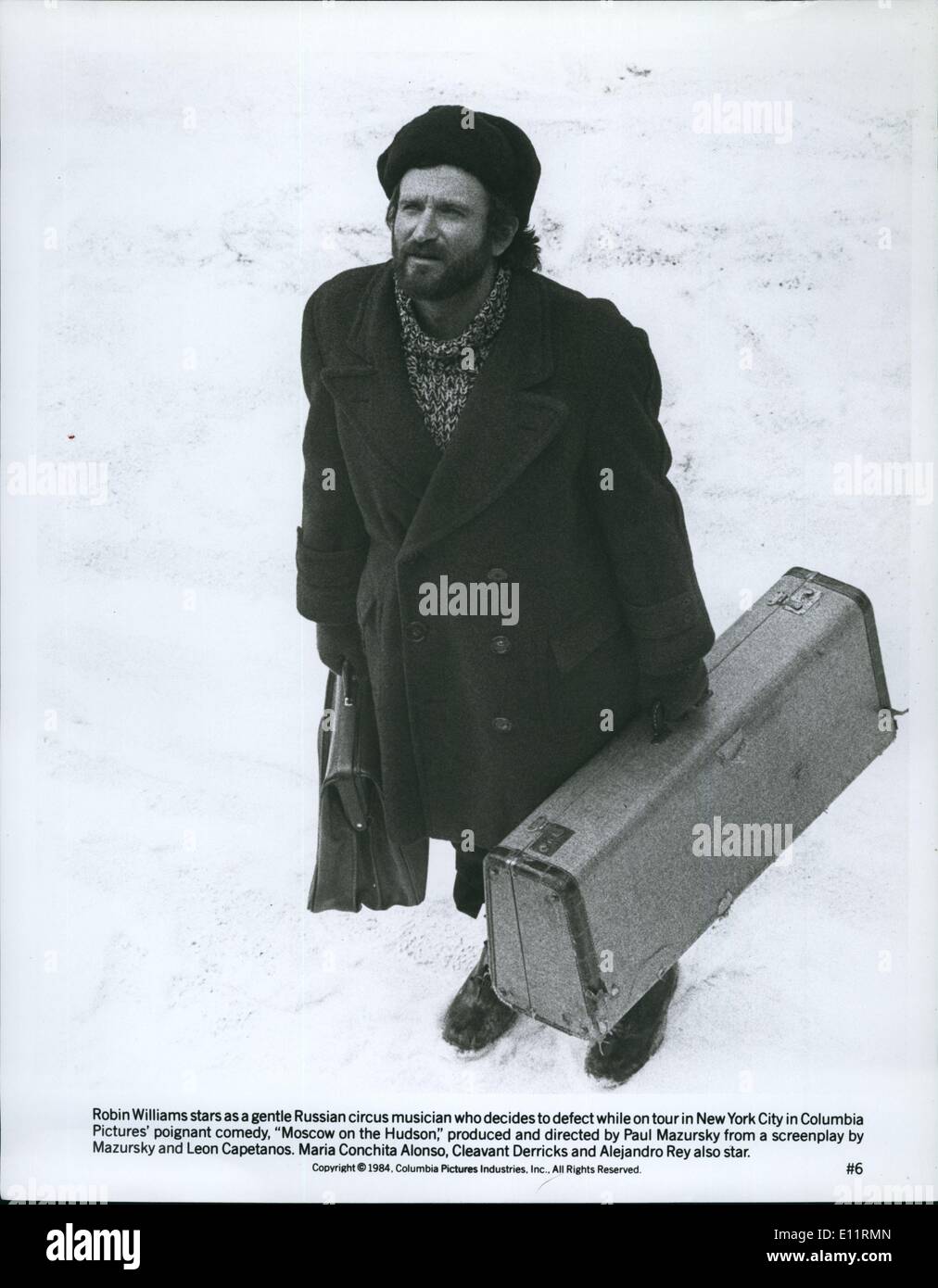 1. Januar 1980 - New York, New York, USA - Robin Williams Stars wie eine sanfte russische Zirkus-Musiker, der beschließt, während auf Tour in New York City in Columbia Pictures ergreifend Komödie, '' Moscow on the Hudson,'' produziert und unter der Regie von Paul Mazursky nach einem Drehbuch von Mazursky und Leon Capetanos defekt. Maria Conchita Alonso, Cleavant Bohrtürme und Alejandro Rey auch Sterne. Stockfoto