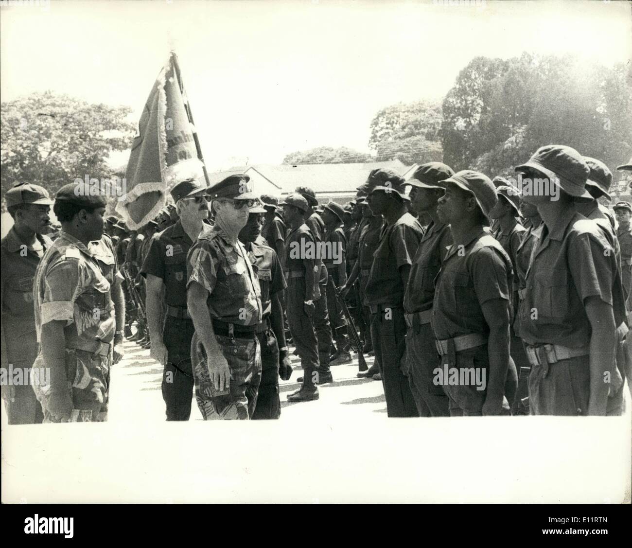 10. Oktober 1979 - Kaundas Invasion erschrecken: laut Präsident Kaunda mehr than1 000 südafrikanische und Rhodesian Truppen sind in Sambia, trotz der Rhodesian Konferenz nun legen Sie in London. Hunderte von neuen afrikanischen Rekruten überschwemmen täglich in Simbabwe-Rhodesian Sicherheitskräfte. Das Foto zeigt Brigadier F.G.D. Heppenstall, Kommandeur der Special Forces, gesehen Inspektion junge Rekruten während eines vorbeifahrenden heraus Parade am Dombeshawa-Ausbildung-Depot in der Nähe von Salisbury. Stockfoto