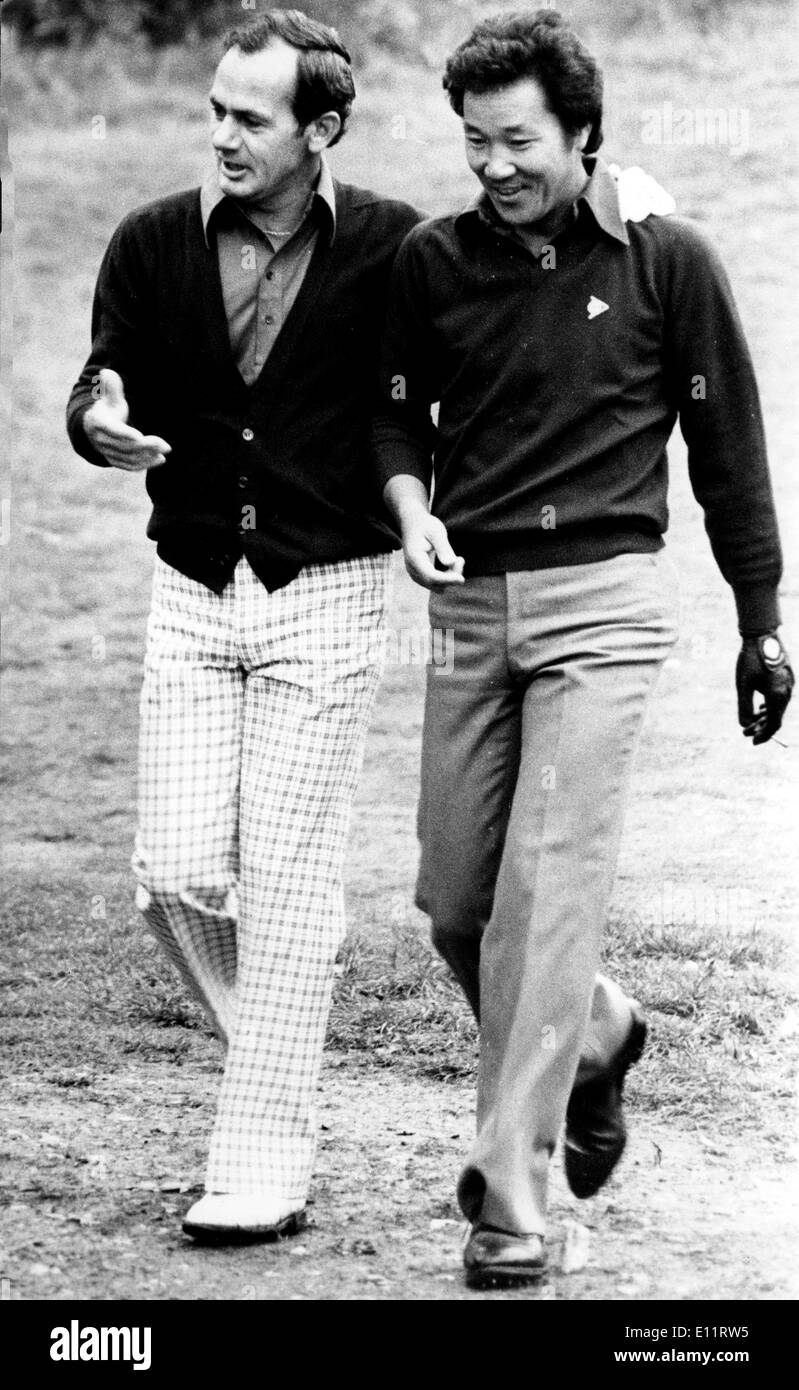 12. Oktober 1979; Wentworth, Schottland; Der japanische Golf-Star ISAO AOKI machte ein Loch in einem beim zweiten Loch 155 Hof während der Suntory World Matchplay Championships in Wentworth heute. Es brachte ihm eine 40.000 Pfund-Haus mit Blick auf die berühmten Golfplatz von Gleneagles in Schottland und 15.000 Pfund, um es zu versorgen. Dies ist die größte Golf-Preis Eveer in Großbritannien gewonnen. Das Bild zeigt Aoki Gegner australischen DAVID GRAHAM legt einen Arm um ihn nach seinem großen Schuss. Stockfoto