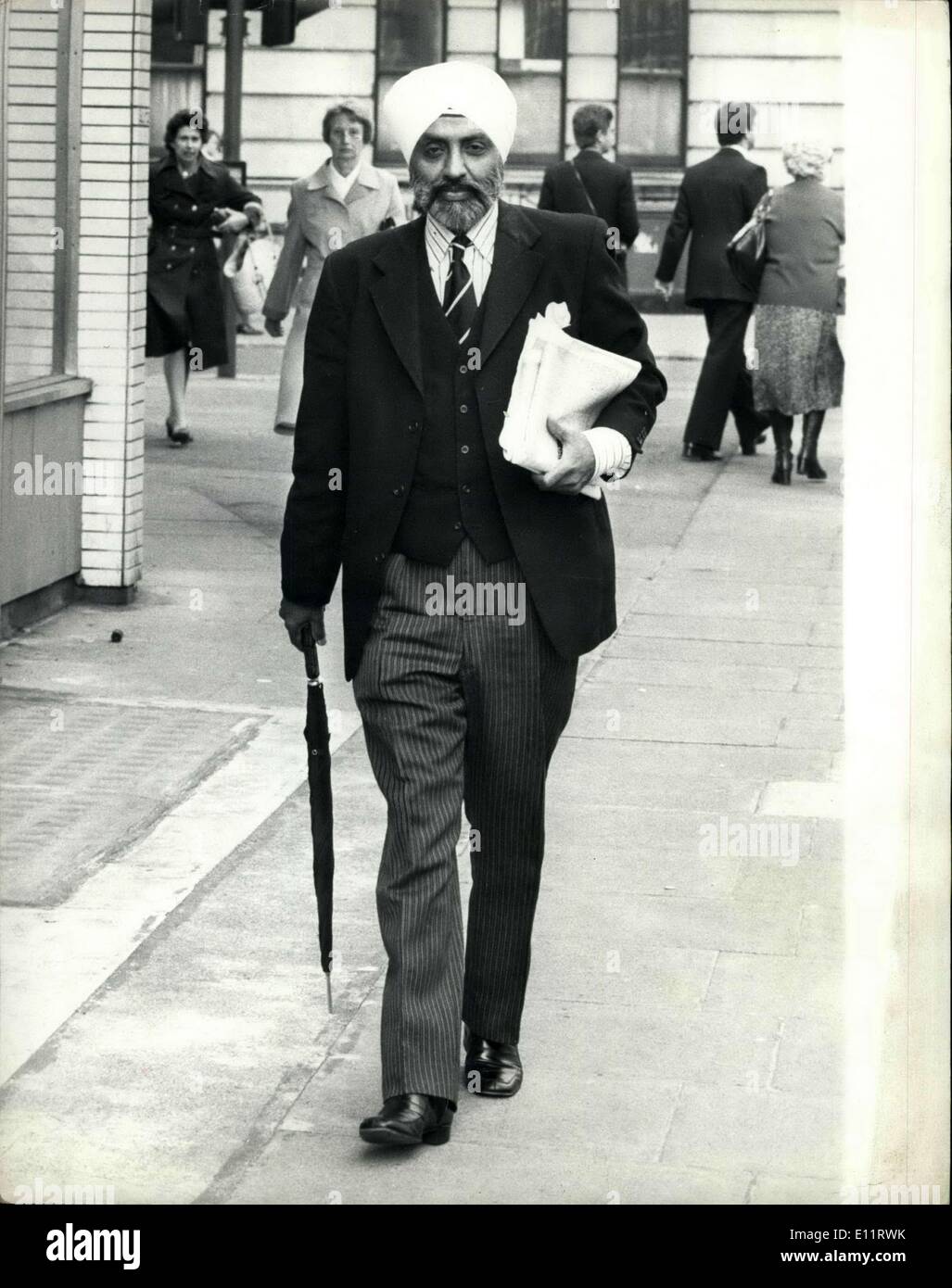 16. Oktober 1979 - Großbritanniens erster Sikh Richter Herr Recorder Mota Singh, hat QC nur als Großbritanniens ersten Sikh Richter-in der Tat, der erste Einwanderer aus dem neuen Commonwealth zu Fuß auf die britische Justiz Leiter vereidigt worden. Und zum ersten Mal wird ein britischer Richter einen Turban statt eine Perücke tragen. Vor 49 Jahren in Nairobi geboren, ist er Produkt der asiatischen Mittelschicht Kenias. Foto zeigt: Herr Mota Singh zu Fuß in London gestern nur wie ein Typica; Englischer Gentleman. Stockfoto