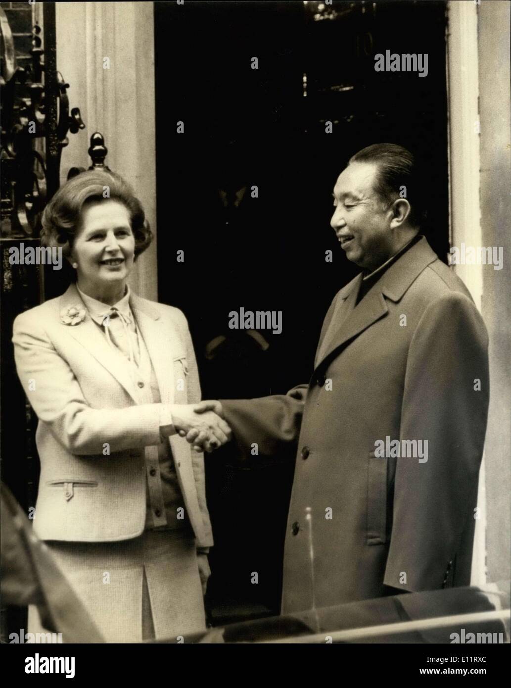 29. Oktober 1979 - Vorsitzenden Hua geht zur Downing Street: Vorsitzender Hua von China, dem ersten kommunistischen chinesischen Führer, visit Britain, heute hatten Gespräche bei Nr. 10 Downing St mit Premierminister Frau Thatcher. Foto zeigt Vorsitzender Hua mit Frau Thatcher außerhalb Nr. 10 Downing St Hände schüttelt. Stockfoto