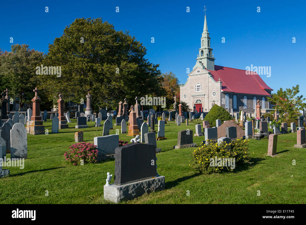 Die katholische Kirche und Friedhof von St. Jean, Ile d' Orleans, Quebec, Kanada. Stockfoto