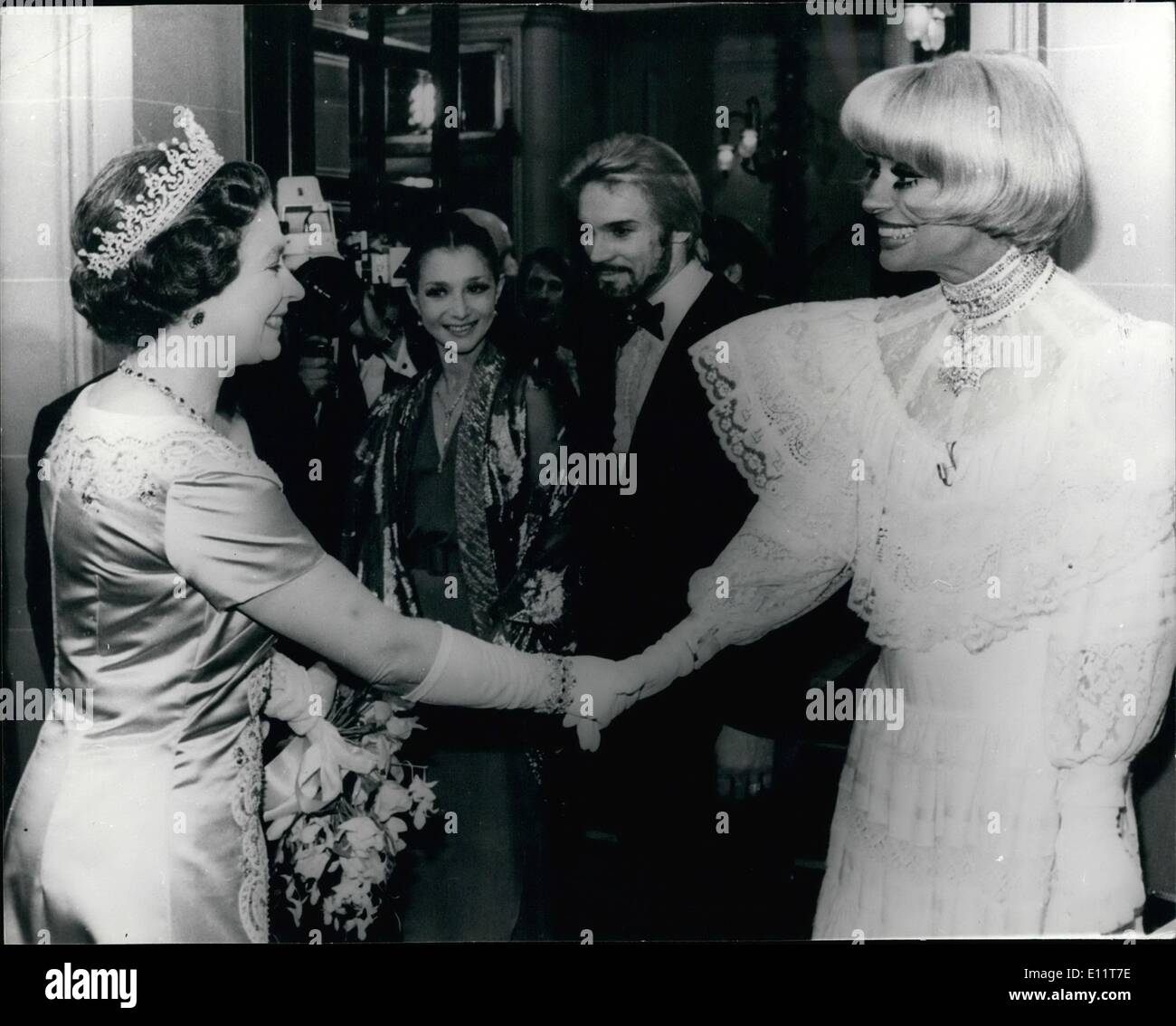 11. November 1979 - trifft The Royal Varieté-Show im Theatre Royal Drury Lane Carol Channing die Königin. Foto zeigt die Königin gesehen Händeschütteln mit dem amerikanischen Star von "Hello Dolly" jetzt in London, nach der Royal Variety show gestern Abend. Stockfoto