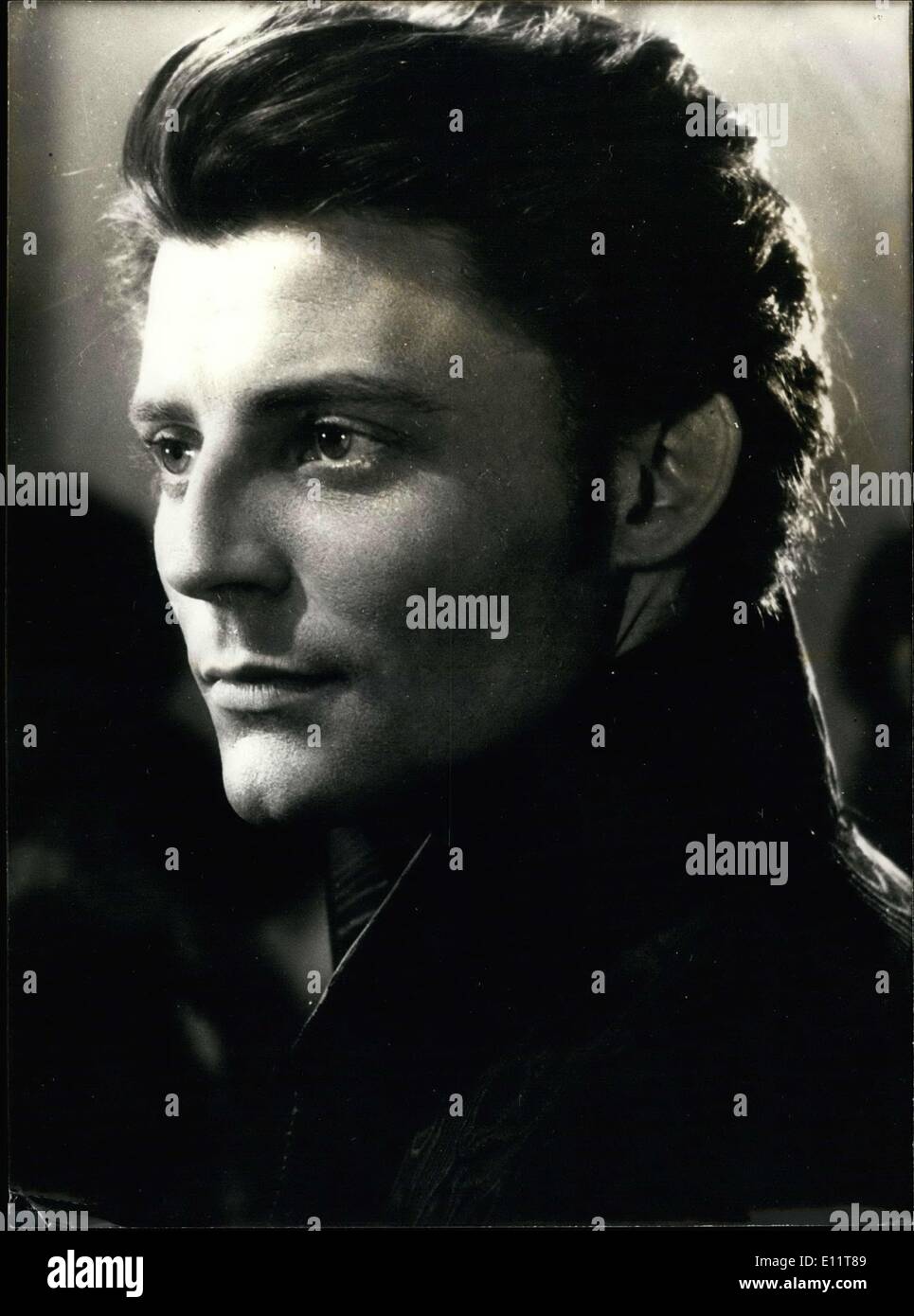 13. November 1979 - hier ist ein Bild von Gerard Philippe in '' La Chartreuse de Parme''. Es hat Biene 20 Jahre seit einer der berühmtesten Autoren der Welt starb: Gerard Philipe. Obwohl er im 37 Jahren starb, ist er heute noch vorhanden. Alle französischen TV-Sender sind immer bereit, ihn zu Ehren. Stockfoto