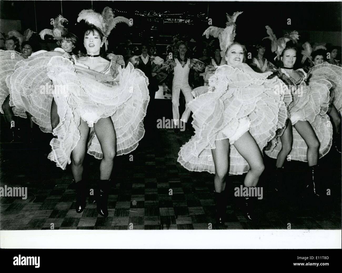 13. November 1979 - sind diese Mitglieder der berühmten Revue-Theater in Paris in Hamburg zeigen ihre Röcke und die Beine. Das Ensemble enthalten Menschen aus Shows wie Lido, Moulin Rouge, Folies Bergeres, Casino de Paris und Alcazar. Er spielte in der Hamburger Disco Trinity. Rund 40 Tänzer waren Teil der zweistündigen Show, die Elemente aus dem goldenen 20 bis hin zu modernen Disco hatte. Stockfoto
