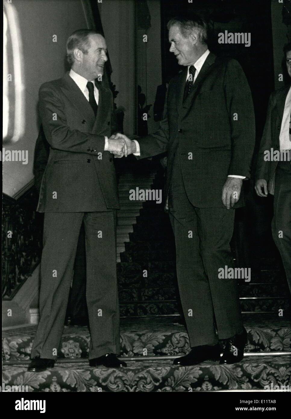 21. Februar 1980 - hatte Secretary Of State für die USA, Herr Cyrus Vance, eine lange Sitzung mit Herrn Jean Francois-Poncet, Frankreichs Minister für auswärtige Angelegenheiten, als er in Paris angekommen. Er ist europäische Hauptstädte besucht, in dem Versuch, westliche Verbündete der USA, in einem geeinten Aktion gegen die UdSSR zu engagieren, nachdem sie mit sowjetischen Truppen in Afghanistan einmarschierten überzeugen. Jean Francois-Poncet (links) und Herr Cyrus Vance Handschlag nach ihrem Treffen Stiegenhaus des Ministeriums für auswärtige Angelegenheiten. Stockfoto