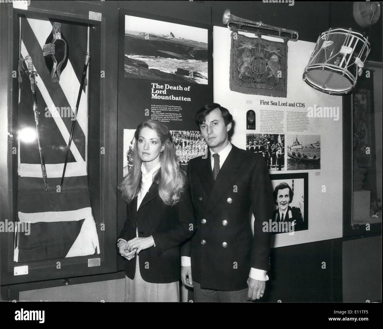 3. März 1980 - Lord und Lady Romsey trifft die Presse auf Broadlands: Lord und Lady Romsey zeigt Mitglieder der Presse Broadlands heute vor der offiziellen Eröffnung für die Öffentlichkeit am 1. April. Letztes Jahr eröffnet der späten Lord Mountbatten sein Haus für die Öffentlichkeit im Mai 1979 vor seinem tragischen Tod im August letzten Jahres. Foto zeigt die Ausstellung über den Tod von Lord Mountbatten in Broadland heute Lord und Lady Romsey gegenüberstehen. Stockfoto