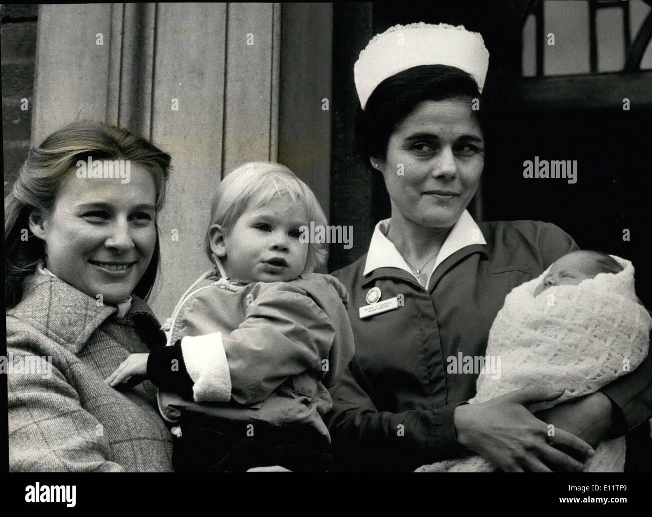 3. März 1980 - Duchess of Gloucester verlässt mit ihrem Baby: die Herzogin von Gloucesterleaving St. Mary's Hospital Paddington mit ihrer neuen Baby-Tochter, sie wird gesehen, hält zwei Jahre alte Tochter Lady Davins Windsor, und eine Schwester zwei Babys. Stockfoto