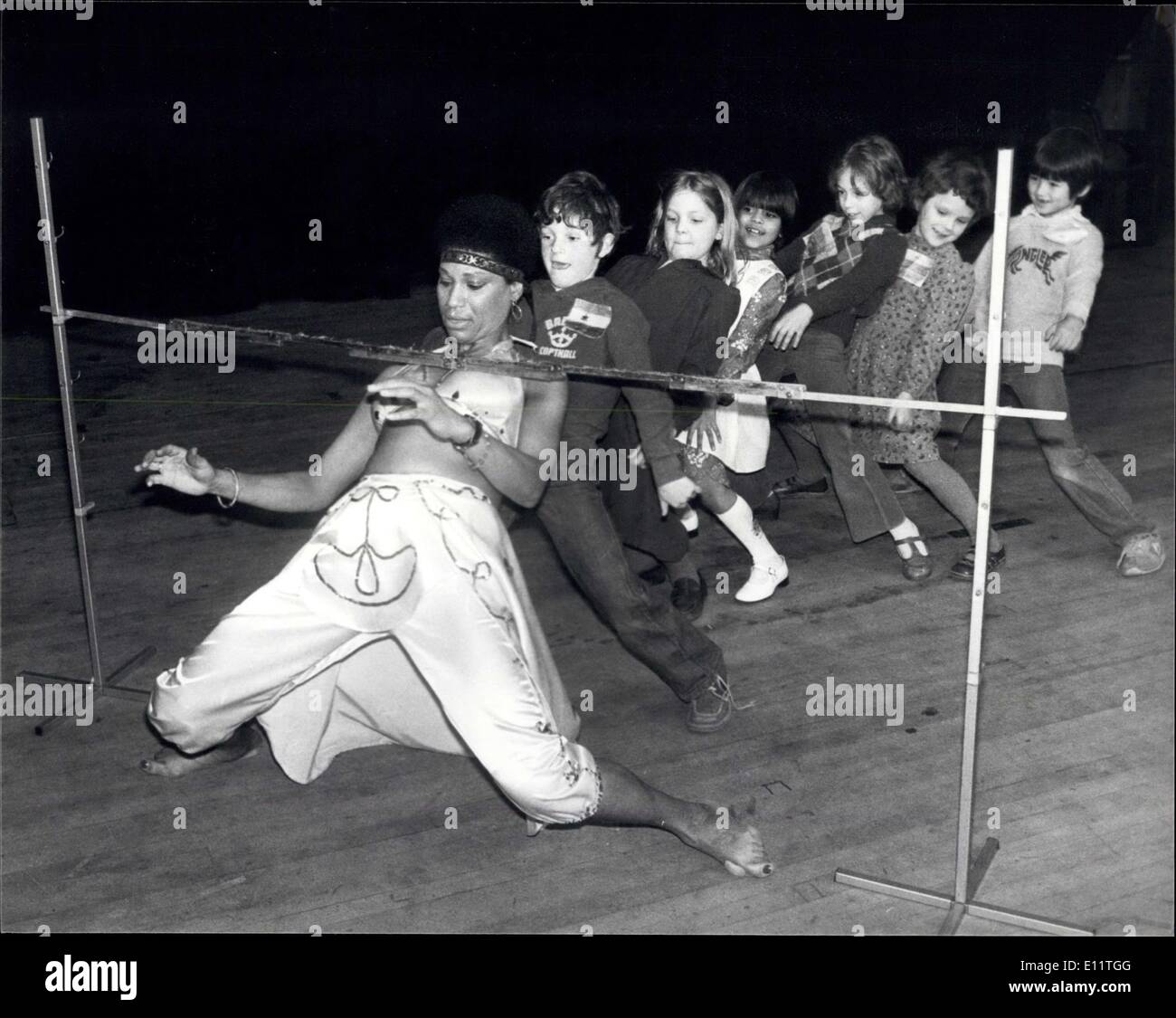 10. März 1980 - Commonwealth Day Festival: Heute - Commonwealth-Tag, Tausende von Kindern besuchte ein Festival an das Commonwealth Institute. Kensington. Foto zeigt Kinder Linie bis zu Limbo tanzen von Della McKenzie unter Beweis gestellt haben. Stockfoto