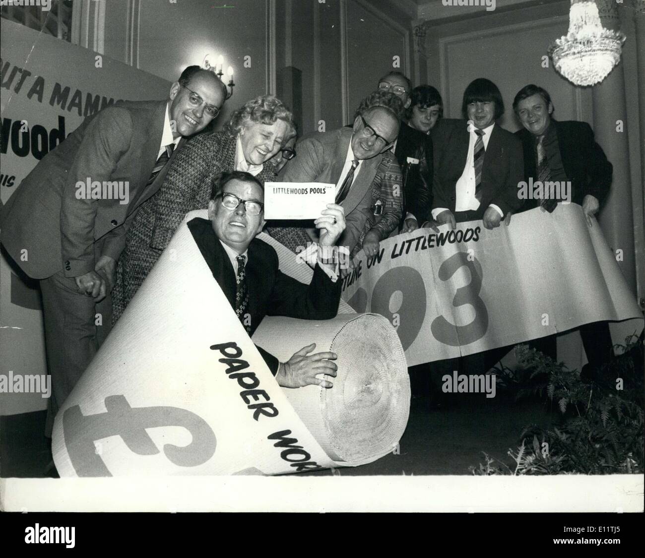 21. November 1979 - All Wrapped Up For? 3/4 million: zehn Papier Arbeiter zum Lake District haben es sicherlich ganz eingewickelt für ein frohes Weihnachtsfest - sie haben einen Pool-Jackpot von hob? 775, 793,-die Saison der Auszahlung. In London heute Lothringen '' Latein Flughafen '' Chase überreichte den Scheck im Namen von kleinen Wäldern Becken. He acht Männer und zwei Frauen ihre Syndikat in 1975 gebildet und haben die gleichen Zahlen auf der Coupon Woche verwendet. '' Es; " s die Sachen Träume gemacht sind,'' Siad Gruppenleiter Tom Burley Stockfoto