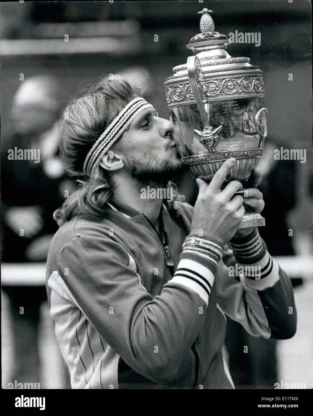 7. Juli 1980 - Bjorn Borg Wimbledon-Champion zum fünften Mal: Björn Borg, der schwedische Millionär Eisberg, und eines der größten Tennis-Champions des Jahrhunderts ist noch der Wimbledon-Sieger nach dem Sieg gegen den Amerikaner John McEnroe in fünf Sätzen auf den Zentrum Graf am vergangenen Samstag damit fünften aufeinander folgenden Foto zeigt Borg trifft eine alte Aufnahme Freund, wie er küsst die Wimbledon Singles Trophy. Stockfoto