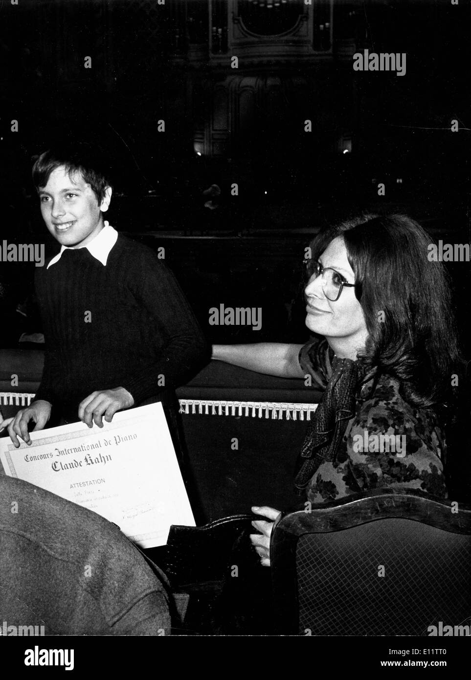 Schauspielerin Sophia Loren und Sohn Carlo Jr. spielen Klavier Stockfoto