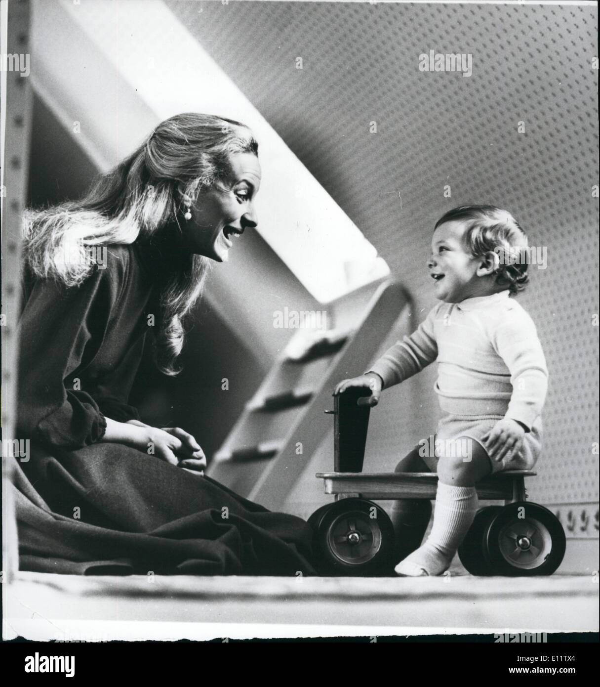 4. April 1980 - Lord Frederick Windsor im Alter von einem Jahr: Prinzessin Michael von Kent mit ihrem Sohn, Lord Frederick Windsor, im Kensington Palace. Der Sohn von Prinz Michael von Kent, ist Lord Frederick sechzehnten in der Thronfolge auf den Thron. Princess Michael war Baroness Marie-Christine von Reibnitz vor ihrer Heirat mit Prinz Michael am 30. Juni 1978. Lord Frederick wurde am 6. April 1979 geboren. Stockfoto