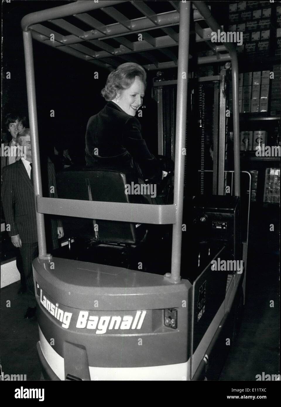 4. April 1980 - Frau Thatcher versucht ihre Hand an eine Gabelstapler fahren: Premierministerin Frau Thatcher, hat heute einen Besuch abgestattet Basingstoke, und nach dem Öffnen einer 00,000 Werkserweiterung von Postdate, ltd., wo Kontrollsysteme für die coole Industrie produzieren sie fuhr fort, um Lansing Bagnall, der größte Hersteller von Gabelstapler Leben in Europa zu besuchen. Foto zeigt Frau Thatcher gesehen eine Gabel Leben echte Umkehr, wie sie ihre Slink während der vi zu Lansing Bagnall Ltd., zeigte heute stoke stützen. Stockfoto