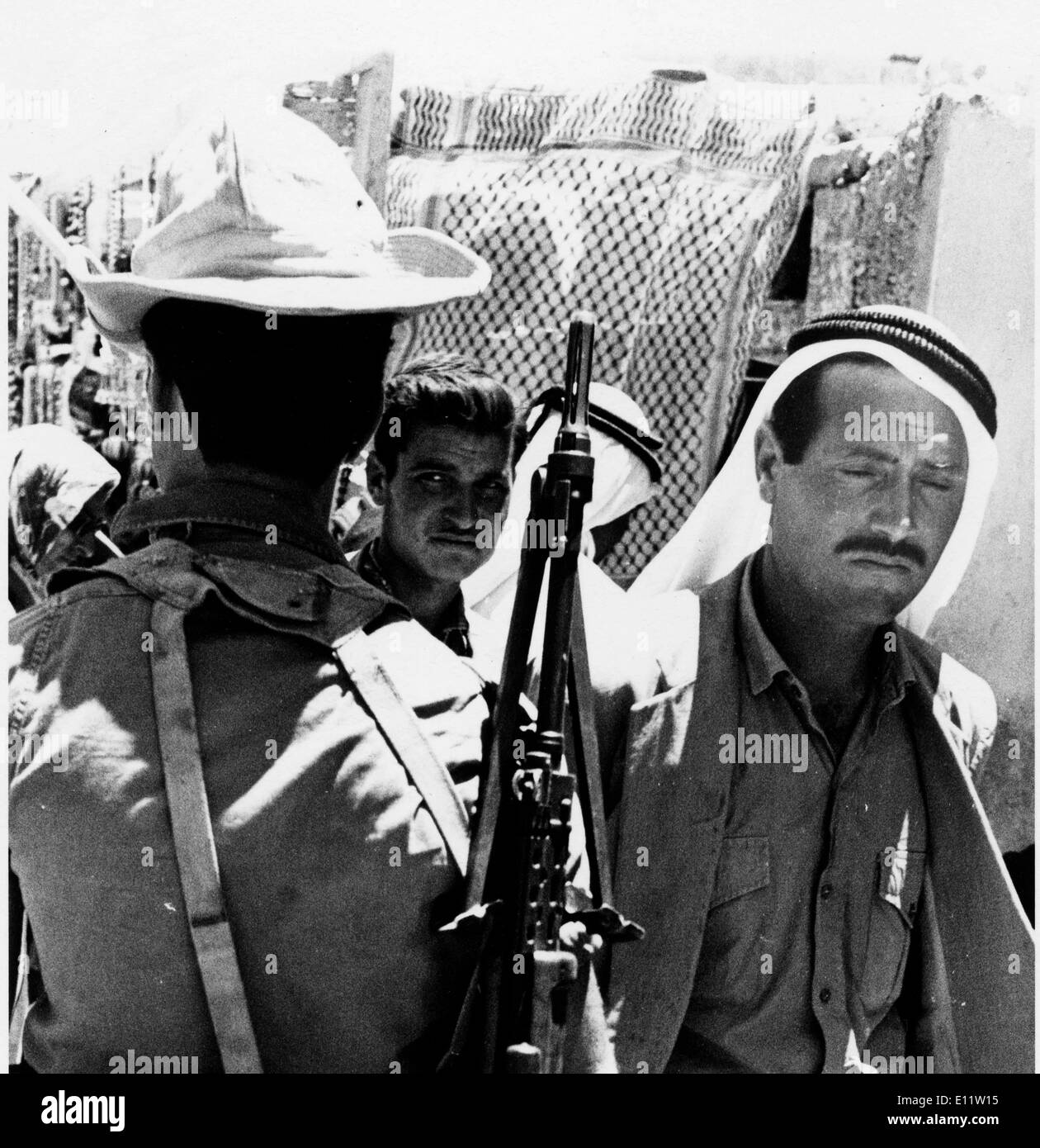 13. Juli 1980; Jerusalem, Israel; Israelische Soldaten auf einem arabischen Markt. Muslimische Religion jüdische Krieg. (Kredit-Bild: © KEYSTONE Stockfoto