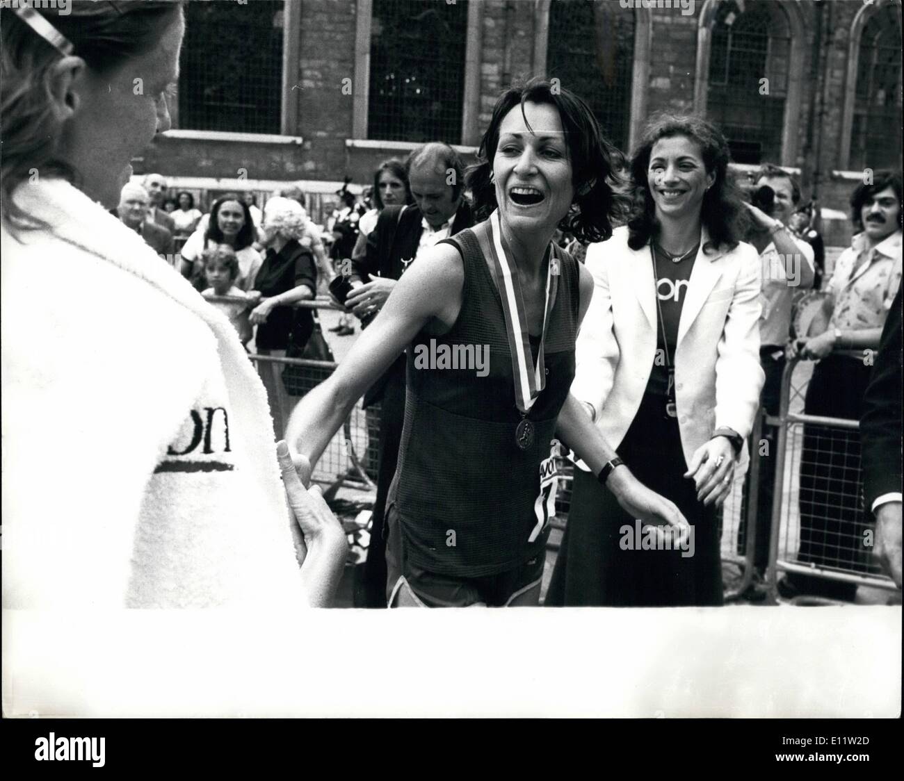 4. August 1980 - 4. August 1980 New Zealander Lorraine Moller gewinnt den London-Marathon. Lorraine Moller, von Neuseeland, war der Überraschungssieger der Avon International Women es Marathon gestern in London stattfand. In ihrem zweiten Rennen über die Distanz. Sie gewann in 2 Stunden, 35 Minuten 11 Sekunden. Die 25 jährige Lehrerin schlug ein Feld von 250, Überfahren einer 26,7 Meilen Strecke starrte vom Battersea Park bis zum Ziel in Guildhall in der City of London. Foto zeigt: Lorraine Moller nach ihrem Sieg in der Avon International Marathon durch die Straßen von London gestern gesehen. Stockfoto