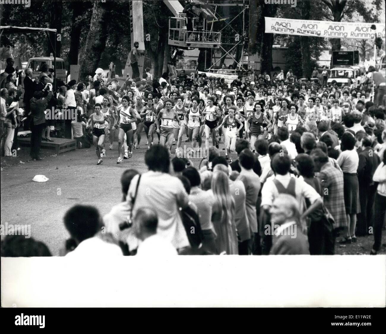 4. August 1980 - 4. August 1980 New Zealander Lorraine Moller gewinnt den London-Marathon. Lorraine Moller, von Neuseeland, war der Überraschungssieger der Avon International Women es Marathon gestern in London stattfand. In ihrem zweiten Rennen über die Distanz. Sie gewann in 2 Stunden, 35 Minuten 11 Sekunden. Die 25 jährige Lehrerin schlug ein Feld von 250, Überfahren einer 26,7 Meilen Strecke starrte vom Battersea Park bis zum Ziel in Guildhall in der City of London. Foto zeigt: Der Beginn der Frauen Marathon vom Battersea Park in London gestern. Stockfoto