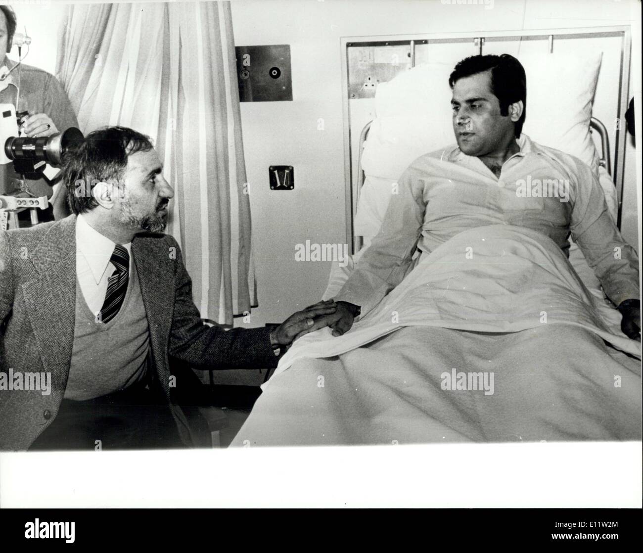 5. August 1980 - erstes Bild der Verwundeten iranische kostenlos De Angelegenheiten: Die iranische kostenlos de Angelegenheiten, Dr. Gholam-Ali Afrouz erschossenen Terroristen am letzten Tag der sechstägige Belagerung von der iranischen Botschaft in London, die wann endete der SAS-Stromed es am Montag Abend. Sieht man oben im Bett heute am St. Stephens Hospital, Herr Adolfazel Ezzati, die neue Schauspiel-Presse Ratsherr, der auch eine Geisel in der Botschaft war sitzen. Stockfoto