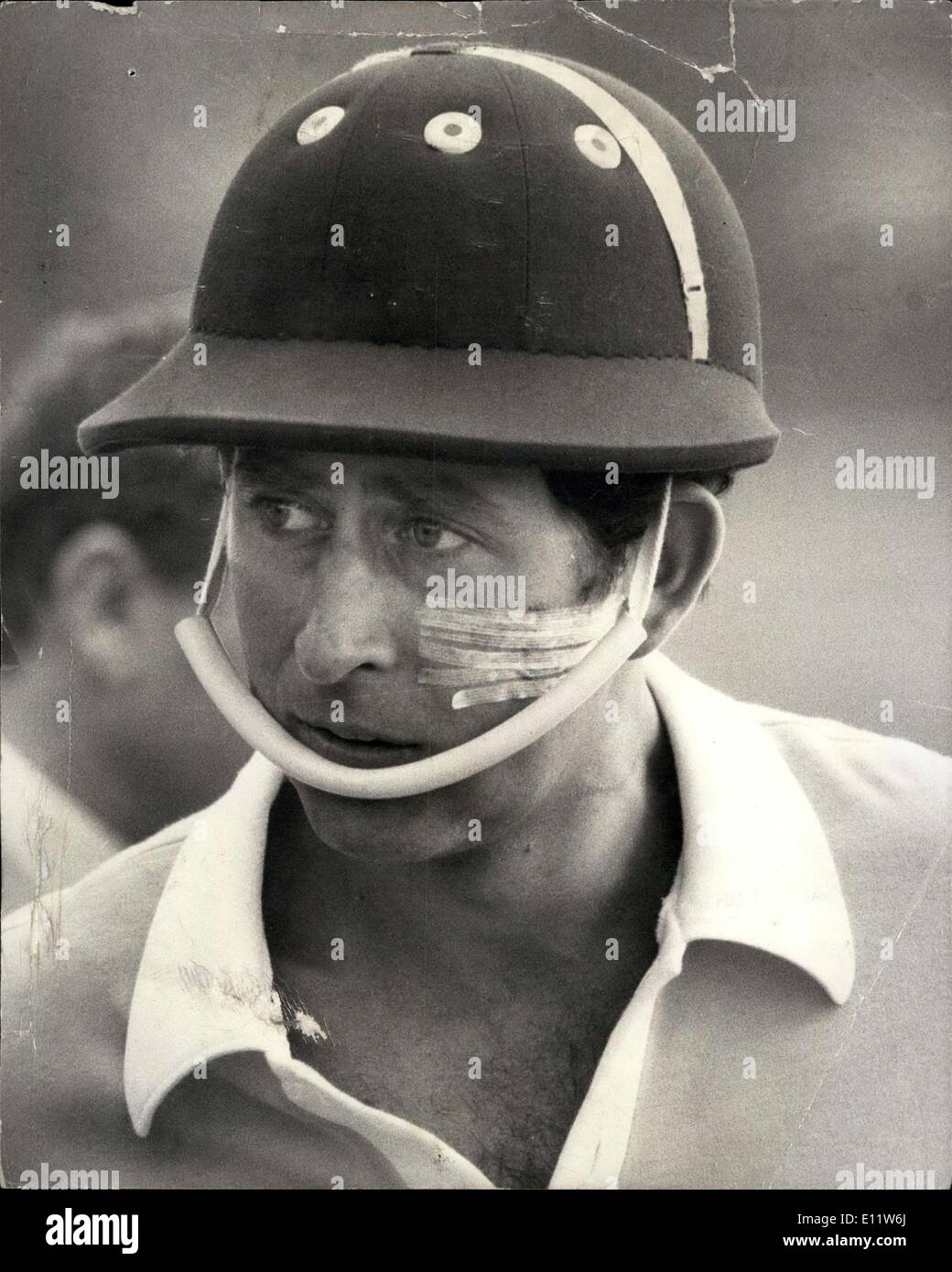 5. Mai 1980 - Prinz Charles spielt Polo sogar mit neun Stiche In seinem Gesicht: Prinz Charles hatte neun Stiche stellen im Gesicht am vergangenen Donnerstag, nachdem er von seinem Pferd während der Praxis-die Polopferd gestempelt auf ihn geworfen - war wieder in den Sattel Polo im Windsor Great Park gestern noch einmal zu spielen. Foto zeigt, dass Prinz Charles mit seinem Gesicht gut verputzt abgebildet, wenn er in einem Polospiel im Windsor Great Park gestern teilnahm. Stockfoto