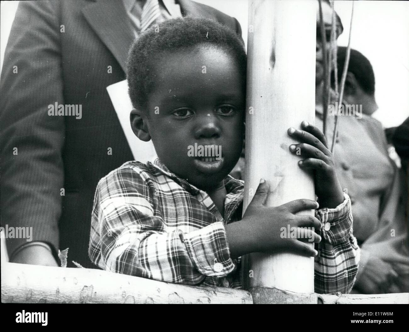 5. Mai 1980 - Obote wieder nach Uganda: Apecho Obote, 2 1/2 Jahre alten Sohn von Dr. Milton Obote im Exil in Tansania auf der Kundgebung am Ishaka abgebildet, als er hier mit seinen Eltern wieder geboren. Stockfoto