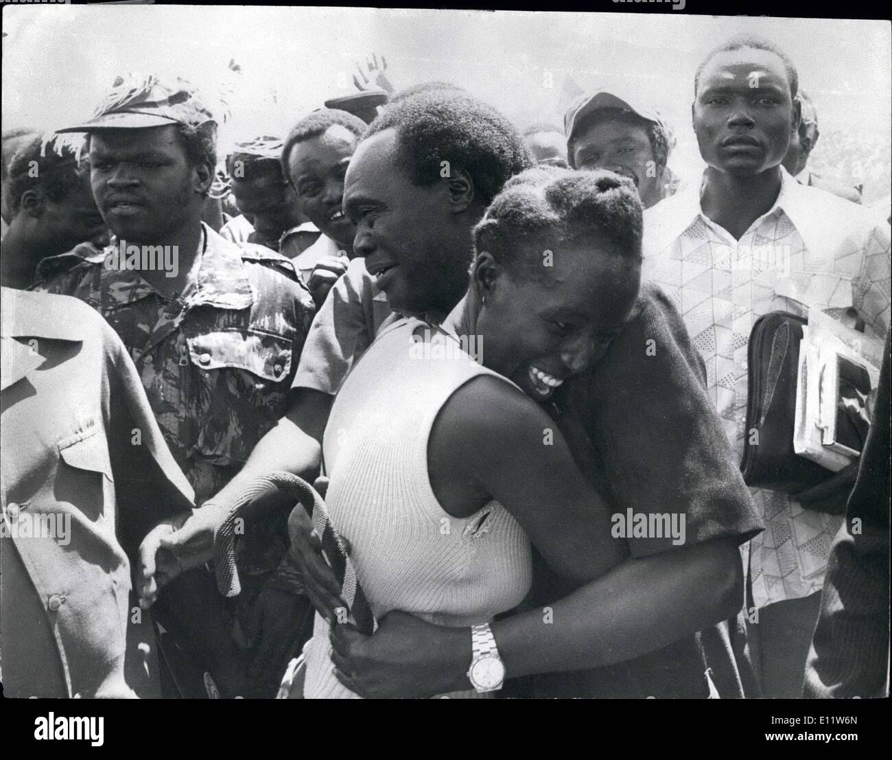 5. Mai 1980 - Obote kehrt zurück nach Uganda: Dr. Milton Obote nach seiner Rückkehr aus dem Exil durch Menschenmassen auf Ishaka in Stockfoto