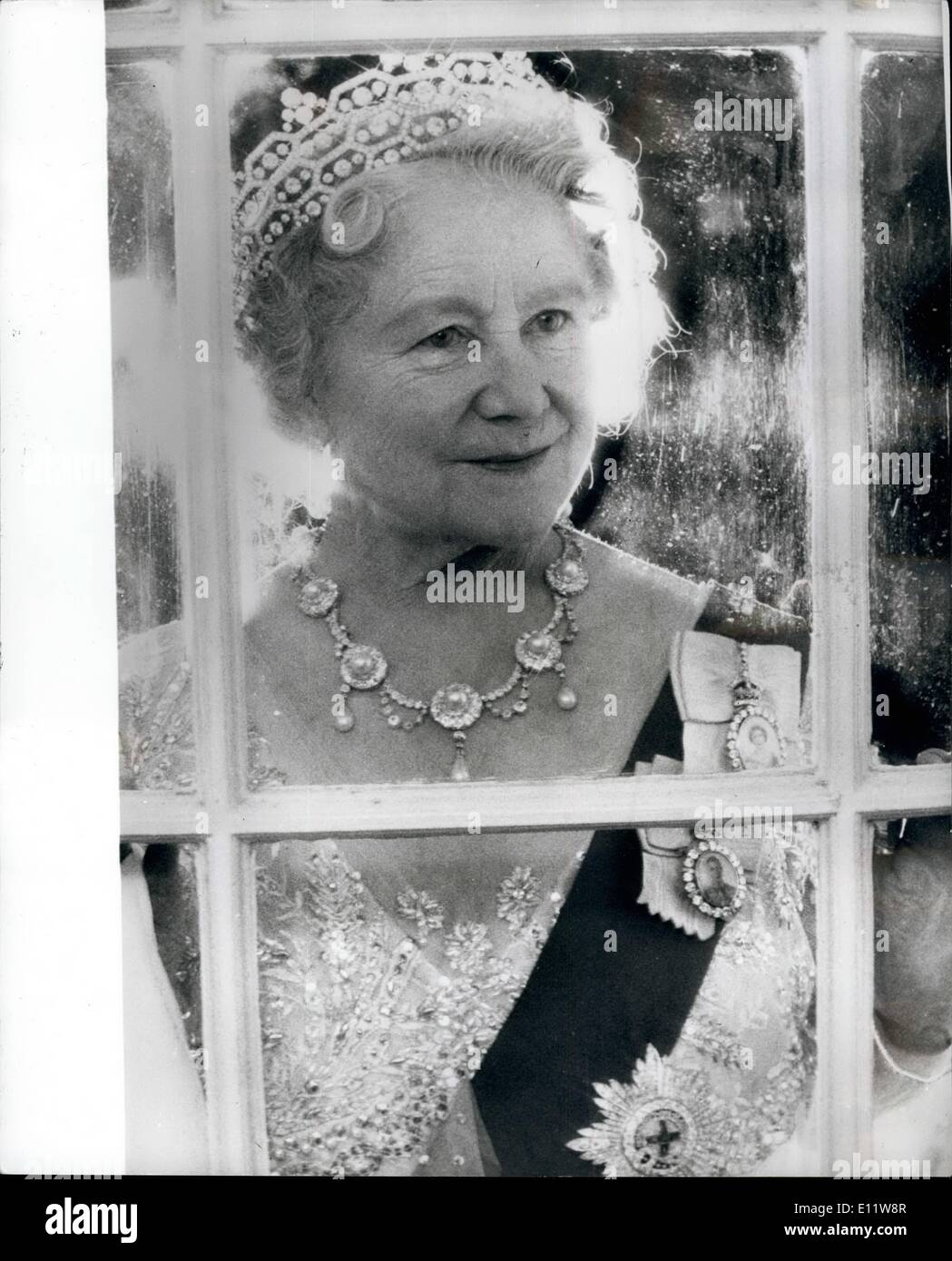 8. August 1980 - für die erste Veröffentlichung In der Tageszeitung Montag, 4. August 1980; H.m Die Königin-Mutter, 80; Ihre Majestät Königin Elizabeth die Königin-Mutter am 4. August ihren 80. Geburtstag feiert, trägt sie die Schärpe und Stern des Ordens das Strumpfband mit Familie Bestellungen, eine Diamant-Tiara und Ohrringe und eine Perle und Diamant Neckclace. Stockfoto
