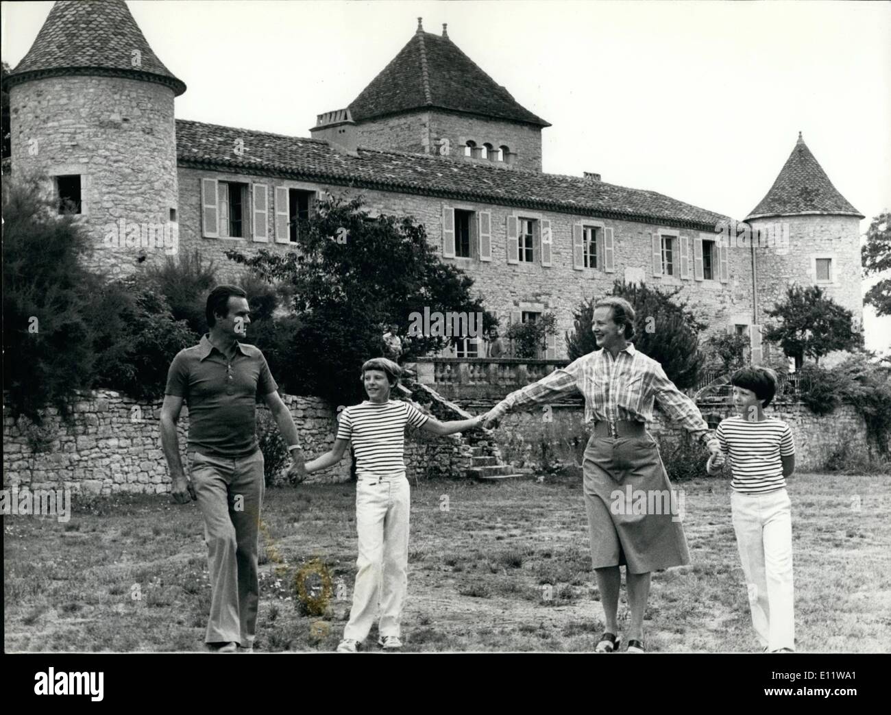 8. August 1980 - verbringt die königliche Familie von Dänemark ihren Urlaub in einem Schloss in Frankreich, die Königin Margrethe kurz nach ihrer Heirat mit Henrik erworben. Cross Country Motorradfahrer Rennen durch Pfütze Stockfoto