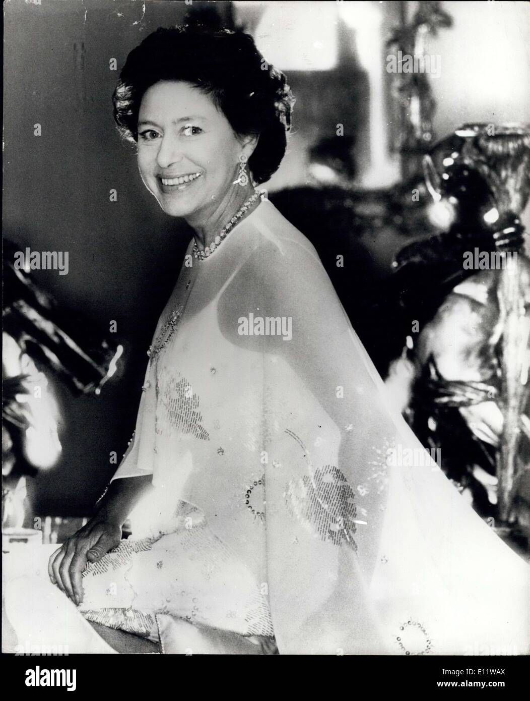 21. August 1980 - Prinzessin Margaret.50. Prinzessin Margaret feiert ihren 50. Geburtstag am 21. August 1980. Seine königliche Hoheit ist im Kensington Palace, London abgebildet. Sie trägt ein Kleid und Mantel aus weißer Georgetts Emroidered mit Perlmutt, Sequine, Diamanten und Kristallperlen, und machen Sie sich mit einer Diamant-Halskette und Ohrringe. Stockfoto