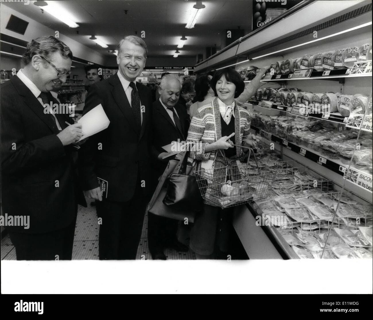 5. Mai 1980 - Peter Walker startet britische Speck Promotion: Heute Morgen Herr Peter Walker, der Minister für Landwirtschaft lanciert eine britische Speck Förderung von Sainsburys bei Sainsburys Shop in der Victoria Street. Mr. Walker, der während seines Besuchs von Sir John Sainebury begleitet wurde. Foto zeigt Mr.Peter Walker gesehen einen Witz mit Hausfrau Frau Kate Cooke zu genießen, und Sir John Sainsbury, links, bei seinem Besuch im Store in der Victoria Street, "Britische Speck essen" starten Stockfoto