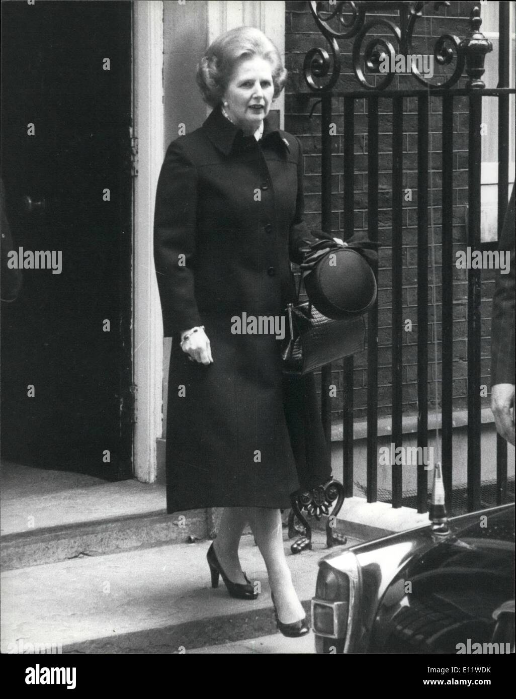 5. Mai 1980 - Frau Thatcher lässt für Präsident Tito Beerdigung: Frau Thatcher gesehen verlassen Nr. 10 an diesem Morgen London Flughafen nach Belgrad fliegen zu der Beerdigung von Präsident Tito die Ort-Morgen stattfindet. Stockfoto