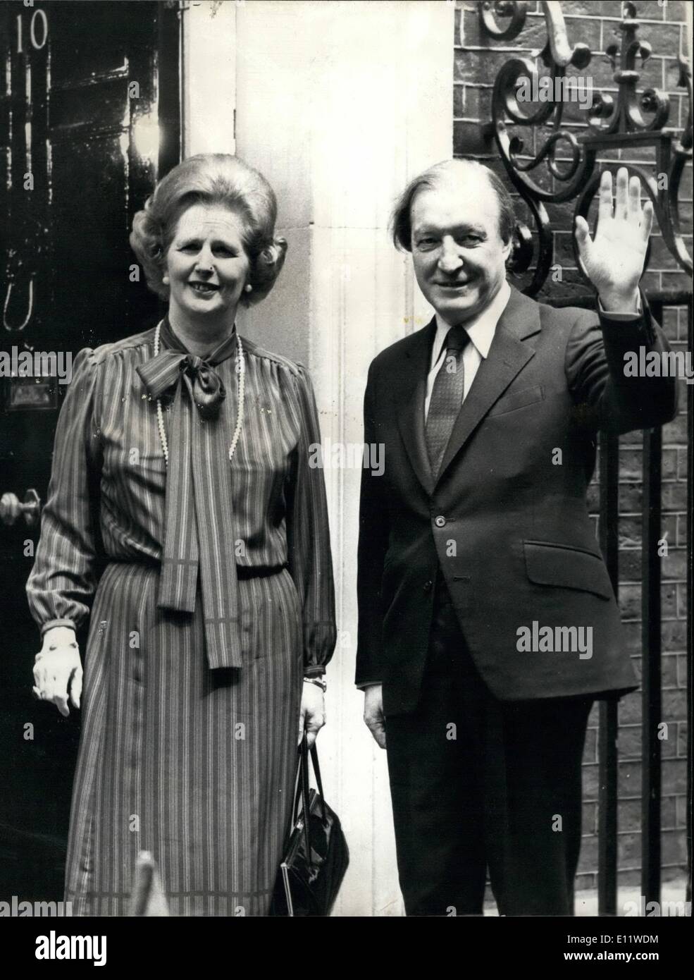 5. Mai 1980 - irische Uhr in der Downing Street: die erste erweiterte Treffen zwischen Charles Haughey, Premierminister der Republik Irland und Frau Thatcher fand in der Downing Street heute Morgen. Die beiden Verantwortlichen Kontakt auf der EWG-Gipfel Anfang dieses Monats und es wurde vereinbart, dass es Zeit für ein formelles Treffen die Zukunft Irlands zu berücksichtigen. Foto zeigt, dass Charles Haughey eine Welle gibt, wie er an der Tür des Nr. 10, von Margaret Thatcher begrüßt wird. Stockfoto