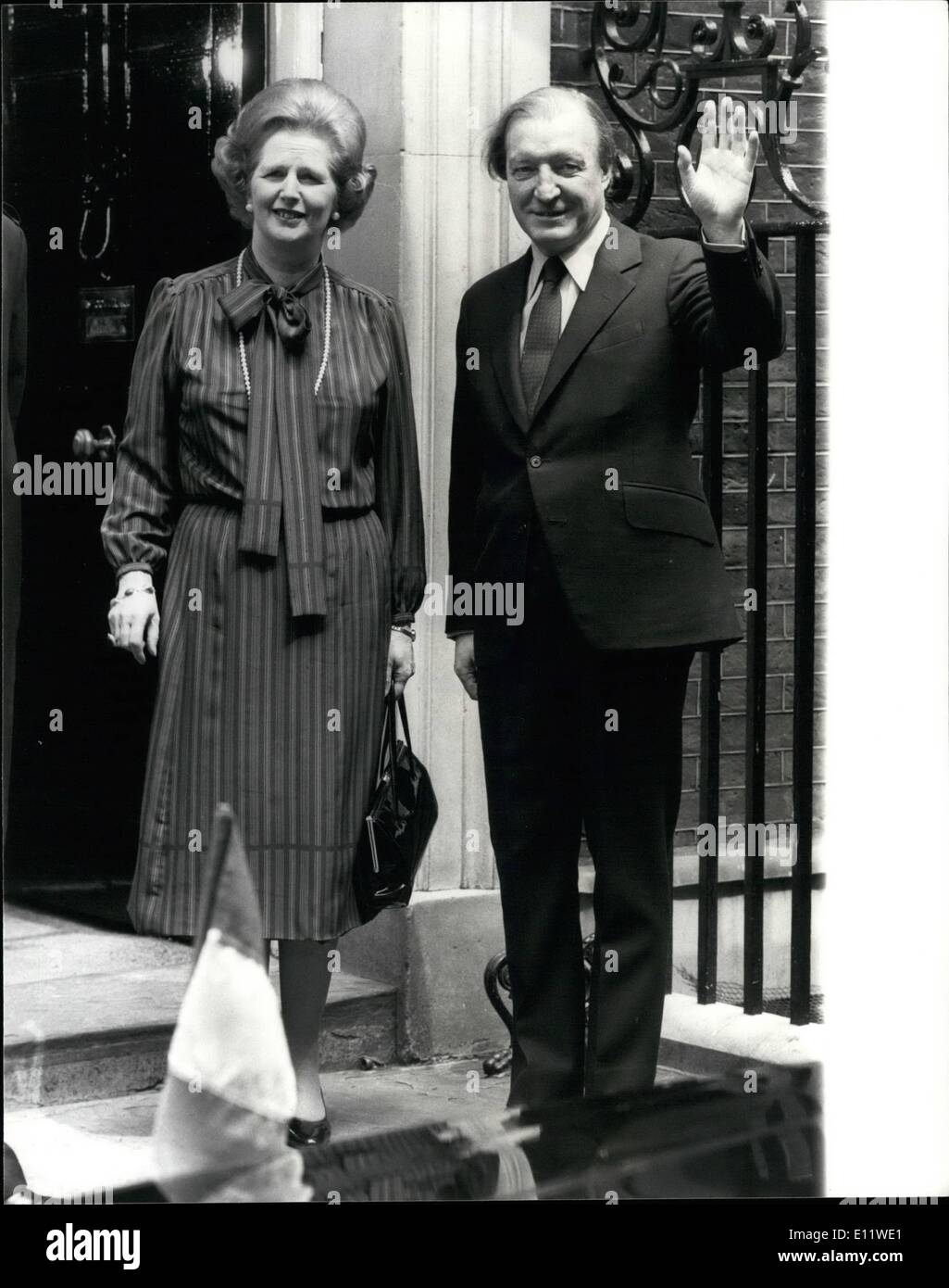 5. Mai 1980 - irische Uhr in der Downing Street: die erste erweiterte Treffen zwischen Charles Haughey, Premierminister der Republik Irland und Frau Thatcher fand in der Downing Street heute Morgen. Die beiden Verantwortlichen Kontakt auf der EWG-Gipfel Anfang dieses Monats und es wurde vereinbart, dass es Zeit für ein formelles Treffen die Zukunft Irlands zu berücksichtigen. Foto zeigt, dass Charles Haughey eine Welle gibt, wie er an der Tür des Nr. 10, von Margaret Thatcher begrüßt wird. Stockfoto