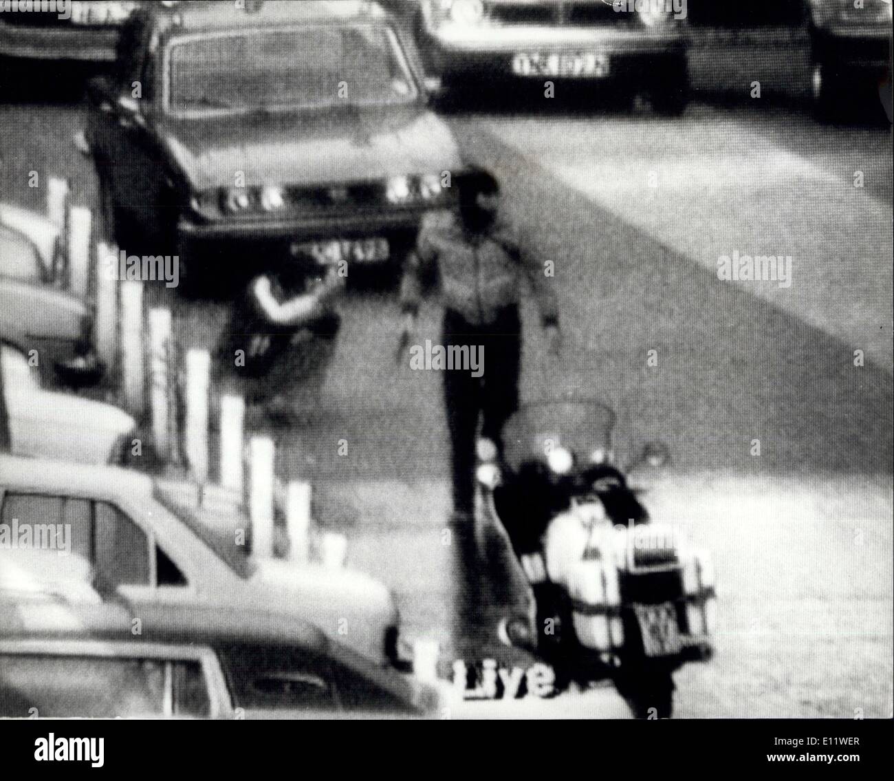 Mai 06, 1980 - SAS Squad Sturm iranischen Botschaft und Geiseln: Der 6-tägigen Belagerung der iranischen Botschaft in London Knightsbridge endete gestern Abend in einer gemeinsamen Polizei - Special Air Services Regt den Betrieb, in dem die verbleibenden 19 Geiseln heraus gebracht wurden lebend vom bombardiert und brning buildingwith drei der fünf Terroristen erschossen, einer verwundeten und der andere von SAS übernommen. Unter den Geiseln befreit wurden die drei Briten - PC Trevor Sperren. Simon Harris, ein BBC Sound recordists, und Herr Ronald Morris, eine Sekretärin bei der Botschaft Stockfoto