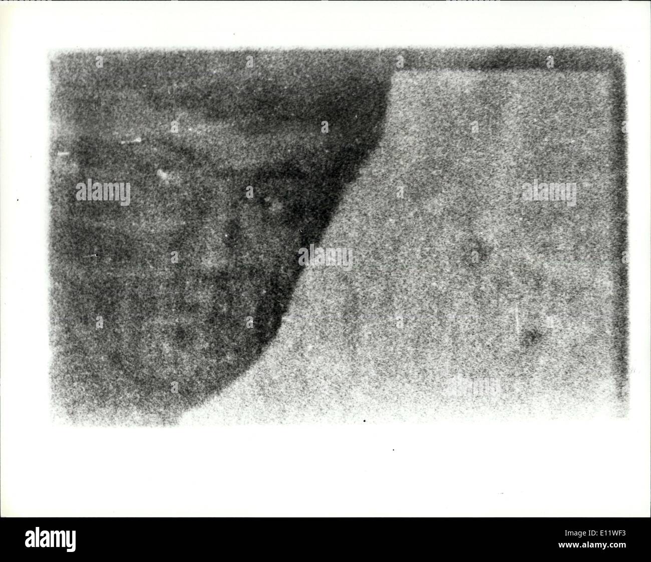 8. Mai 1980 - iranischen Terroristen erscheint am Horseferry Road Hof: 23 Jahre alte Fowsi Badavi Najad nur Terroristen aus den sechs übernahm die iranische Botschaft, um zu überleben, die anderen fünf geschossen wurden von Mitgliedern der SAS, erschienen bei Horseferry Road Amtsgericht heute Mord, Verschwörung zum Mord und Freiheitsberaubung angeklagt. Foto zeigt Terrorist Fowsi Badavi Najad sieht durch das Fenster von der Mannschaftswagen Taning war ihm das Gericht in London heute. Stockfoto