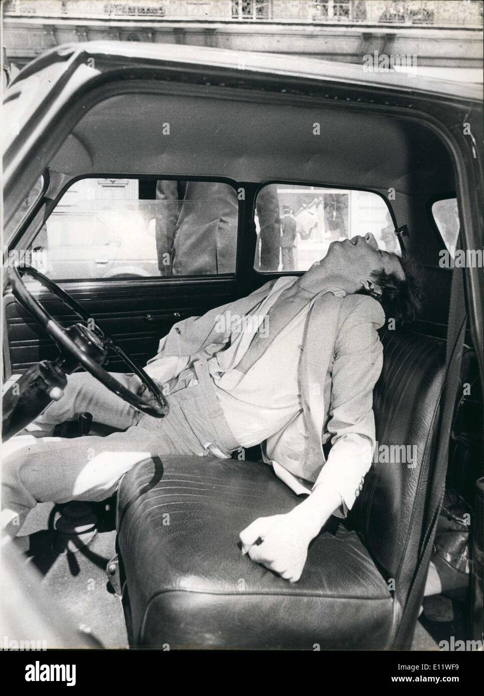 12. Mai 1980 - Mann tot in seinem Auto nach Schuss von Gangster in Paris, Frankreich-Spanien Stockfoto