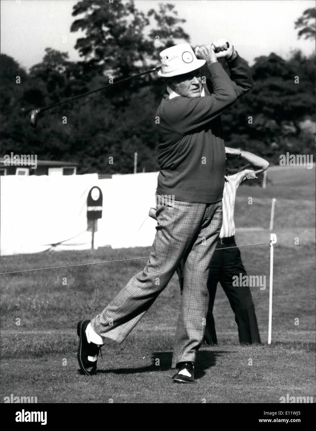 Sept. 09, 1980 - Golf und Showbiz feiert Praxis für das Bob Hope Classic Golf Pro-am in Epsom: Foto zeigt Vetern Comic-77-j hrige Bob Hope Abschläge aus während des Trainings im R.A.C. Country Club in Epsom heute, es beginnt morgen. Stockfoto