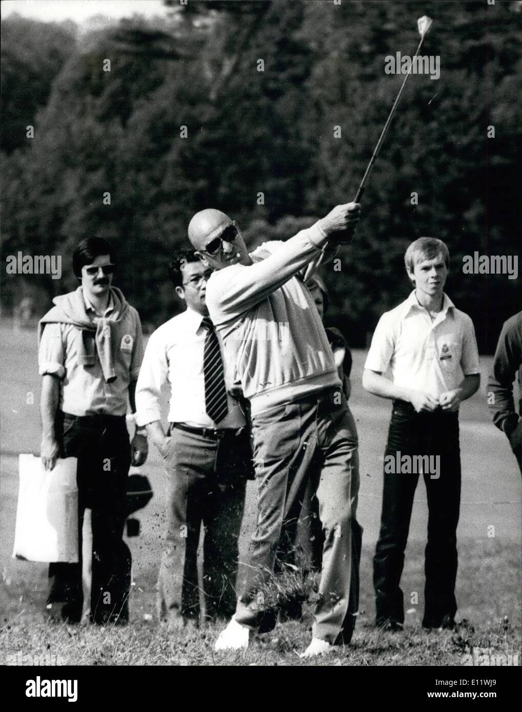 Sept. 09, 1980 - Bob Hoffnungen britischer Klassiker bei Epson. Foto zeigt Telly Savalas gesehen Shooting aus der rauen während der ersten Runde des der Bob Hope British Classic Golfturnier bei Epson heute. Stockfoto