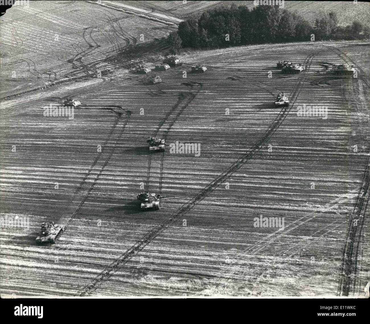 Sept. 09, 1980 - Nato Panzer Pflug von deutschen Feldern. Wie diese Bilder Tanks nehmen Teil in der Nato Crusader 80 Übung haben wurden zuzufügen erhebliche Schäden auf Feldern in der Hauptschlacht Zona in der Bundesrepublik Deutschland. Es ist vor allem Zuckerrüben ernten, die beschädigt wurden, aber deutsche Landwirte haben beschwichtigt worden, durch die Zahlung einer Entschädigung entspricht den Preis, den ihre Ernte auf den Märkten geholt haben würde. Foto zeigt: Panzer und gepanzerte Mannschaftswagen Kreuz ein Feld in der Kampfzone in Westdeutschland tiefe Spur Spuren zu hinterlassen, Stockfoto