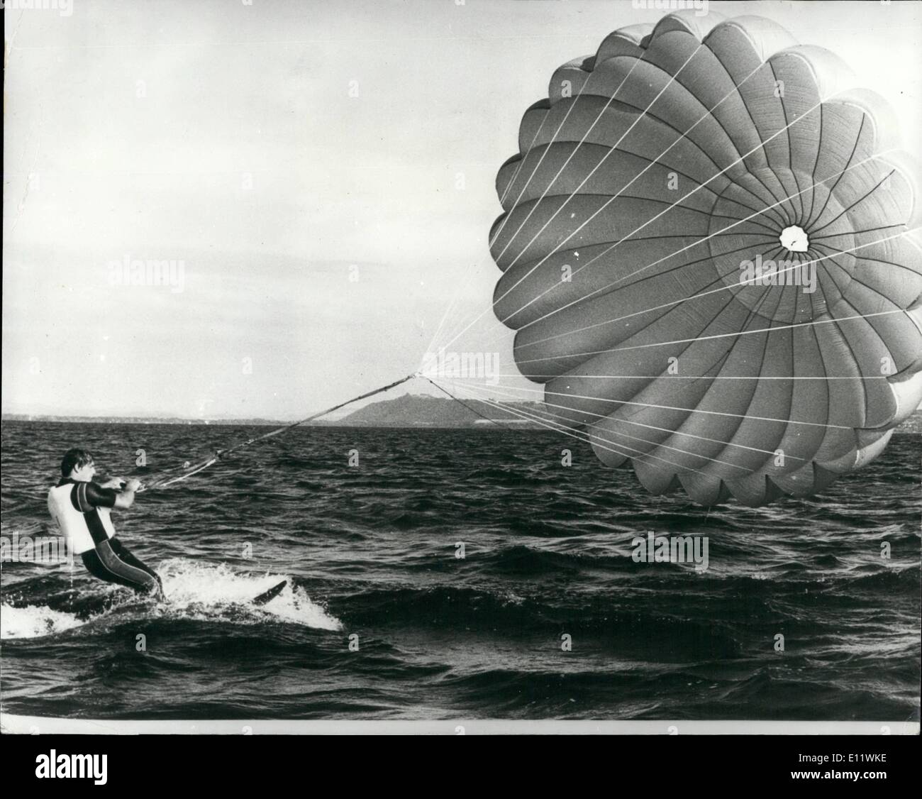 Sept. 09, 1980 - gegangen mit dem Wind: Philipe Bernard Neuchatel, Schweiz, hat einen neuartigen Weg am Neuenburger See Reisen gefunden. Statt eines Bootes ist die Wasserski-borne Sportler von einem Fallschirm mitgezogen. Die neue aport genannt - was ist - '' Speedflying: Stockfoto