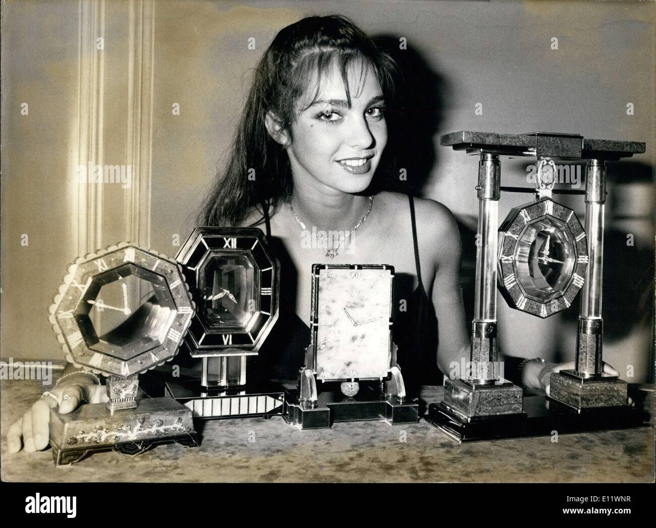 oyoqlari yoyilgan yalangoch keksa ayollar Porno: Ikki kishi chex ayolini stol ustida sikishsa, biri uni yuqoridan ogziga sikishadi